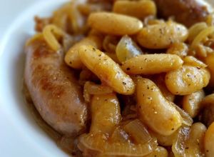 Foto principal de Butifarras encebolladas al vermut con alubias