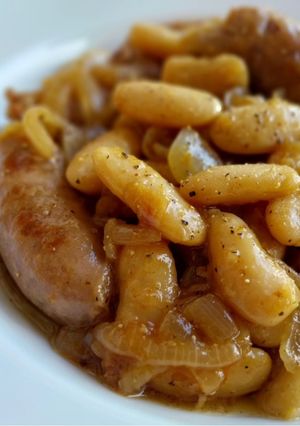Una foto de Butifarras encebolladas al vermut con alubias