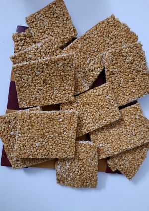 તલ ની ચિક્કી (Til Chikki Recipe In Gujarati) રેસીપી મુખ્ય ફોટો