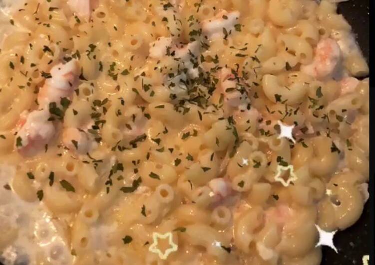 Macaroni with cheese & prawn