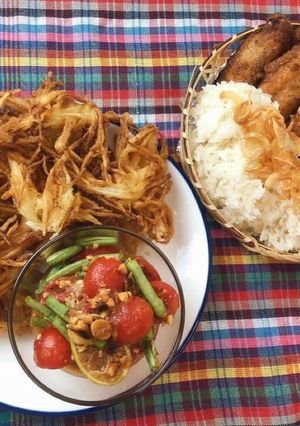 A picture of 🧑🏽‍🍳🧑🏼‍🍳 Sumtum Tod • Thai Crispy Papaya Salad With Hat Yai fried chicken wings Recipe.