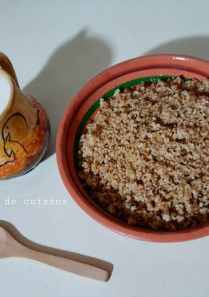 Une photo de Blé concassé à la vapeur et petit lait 🥣