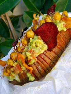 Una foto de Boniato Hasselback con guacamole