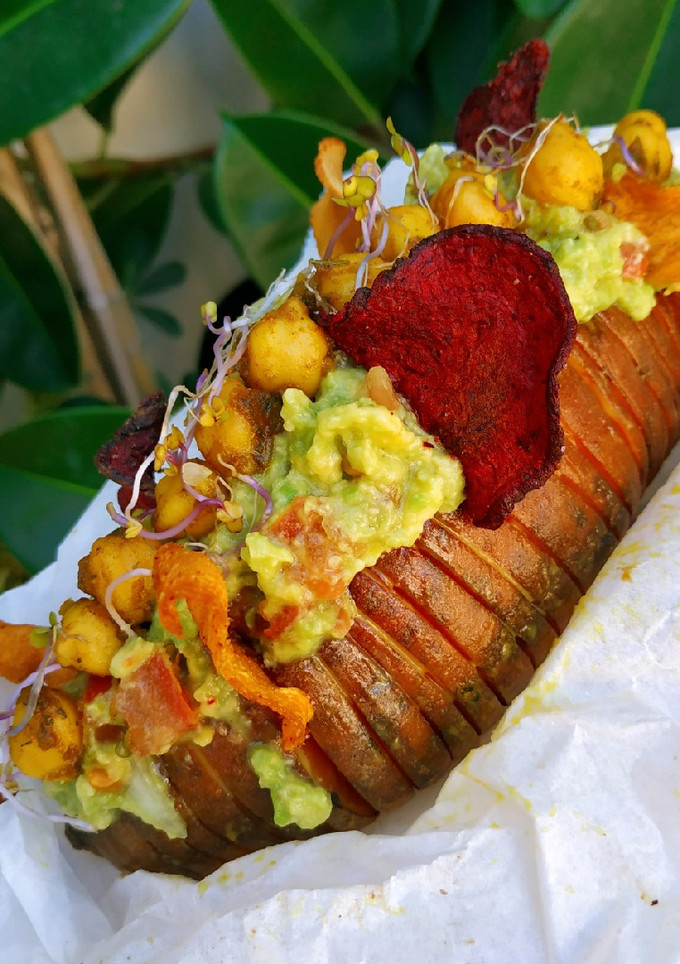 Una foto de Boniato Hasselback con guacamole