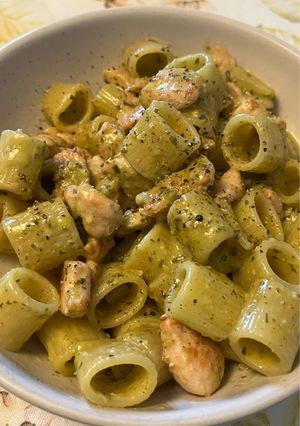 Una foto de Pasta al pesto con pollo
