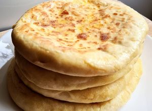 Фото Хачапури с сыром на сковороде, быстрые хачапури.
