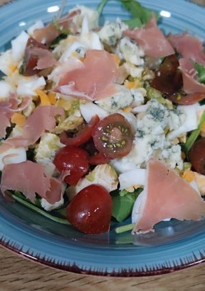 Una foto de Ensalada Cobb Brunei