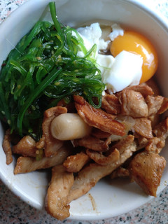 Una foto de Bowl Pollo estilo coreano 🍜