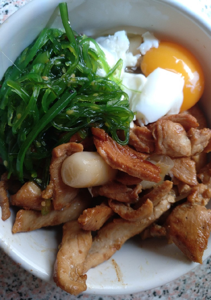 Una foto de Bowl Pollo estilo coreano 🍜