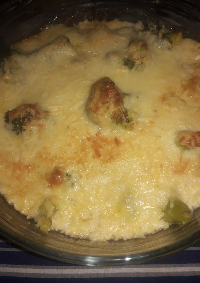 Una foto de Brócoli gratinado al horno con salsa Blanca y queso
