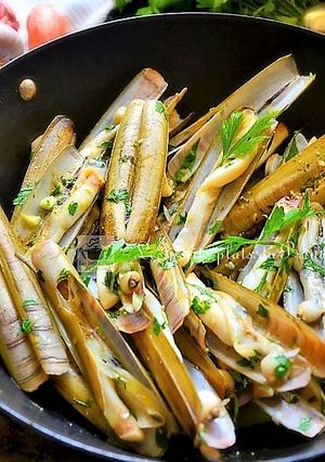 Une photo de Poêlée de couteaux en persillade au basilic