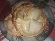 Una foto de empanadas de espinacas y mozzarella
