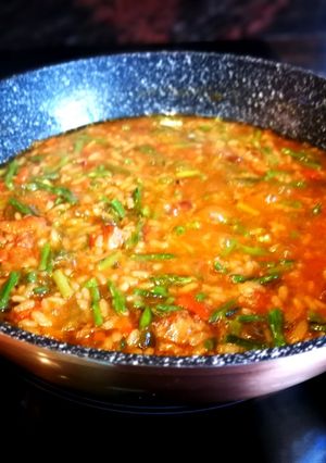 Una foto de Arroz campesino con espárragos silvestres