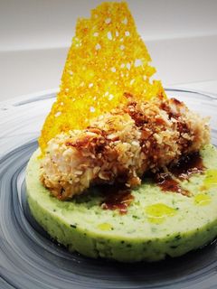 Foto di Merluzzo in crosta di carasau e mandorle, purè al basilico e salsa di miele e aceto balsamico