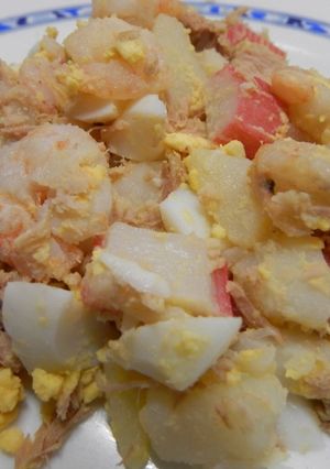 Foto principal de Ensaladilla de bonito, gambas y palitos de cangrejo