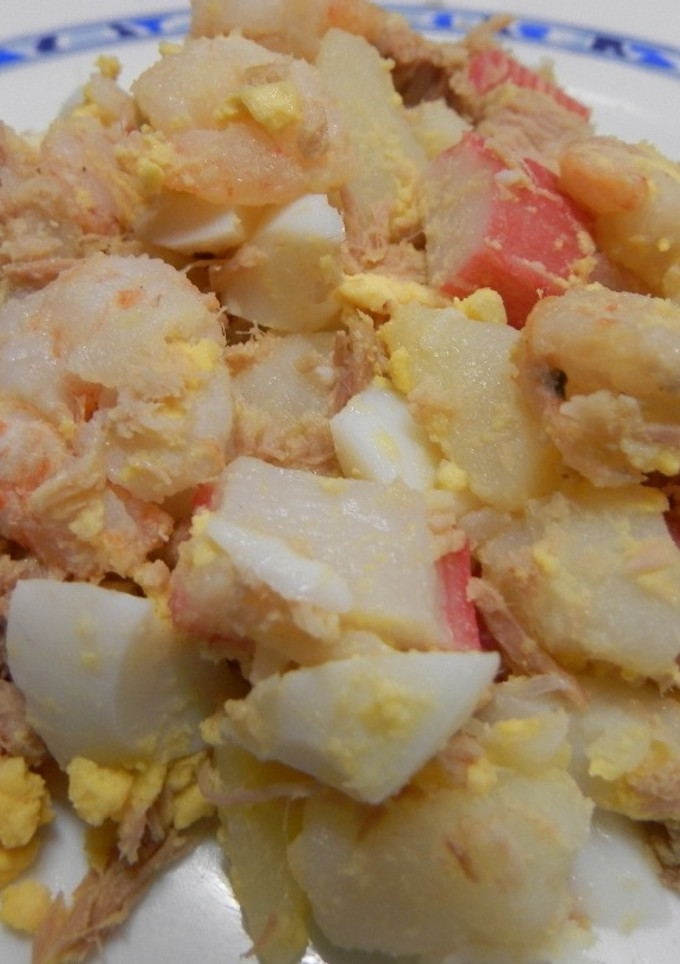 Una foto de Ensaladilla de bonito, gambas y palitos de cangrejo