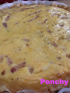 Una foto de Quiche salpimentada con bacon ahumado a los cuatro quesos