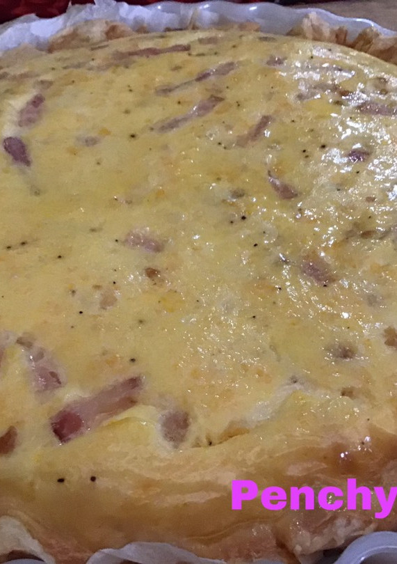 Una foto de Quiche salpimentada con bacon ahumado a los cuatro quesos
