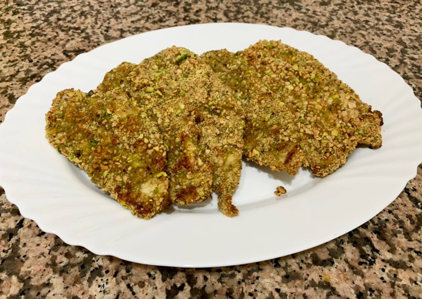 Pollo empanado con cacahuete y pistacho al horno