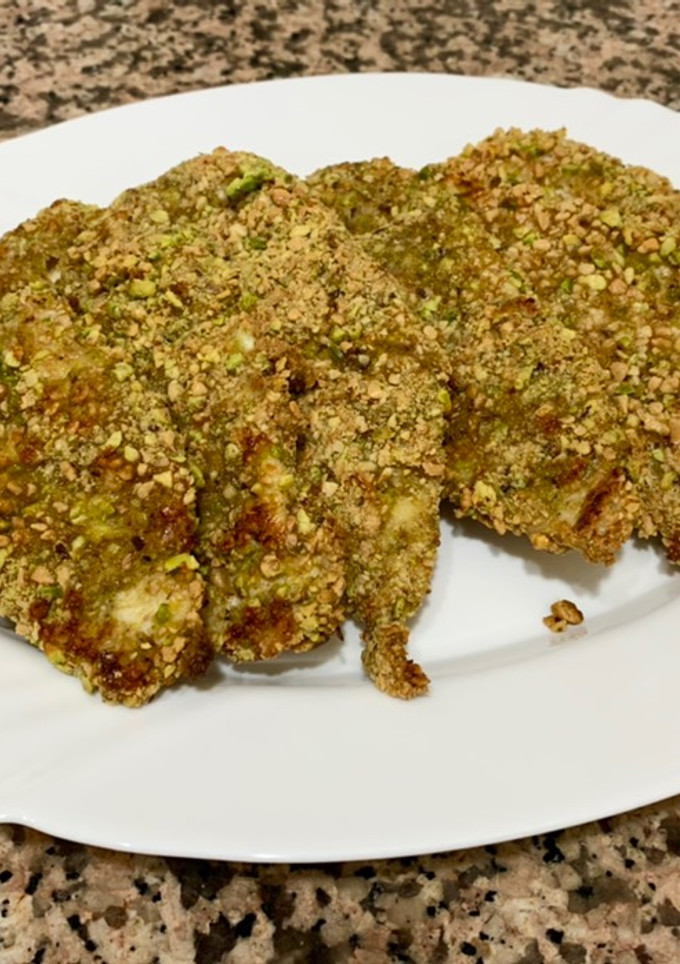 Una foto de Pollo empanado con cacahuete y pistacho al horno