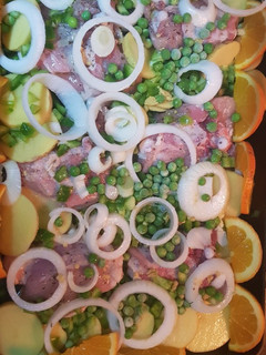 Una foto de Contramuslos de pollo, verdura y naranja