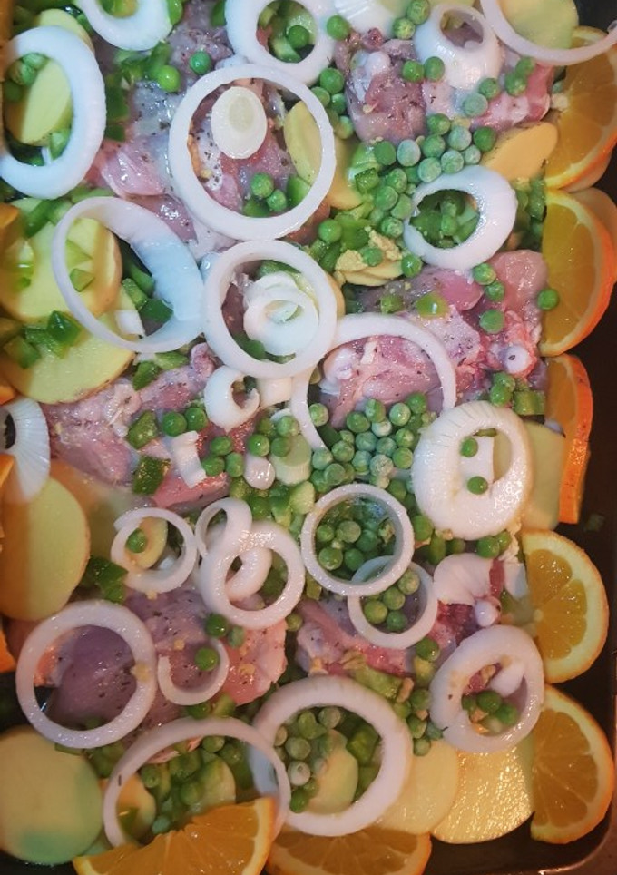 Una foto de Contramuslos de pollo, verdura y naranja