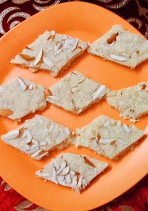 रवा बर्फी (rava barfi recipe in Hindi) रेसिपी मुख्य फोटो