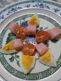 Huevos duros con rollitos de jamón y cherry