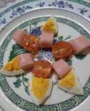 Huevos duros con rollitos de jamón y cherry