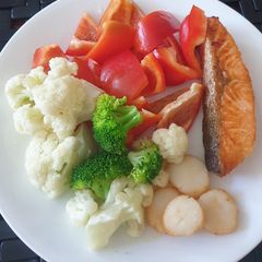 A picture of Salmon, scallops and veggies combo.