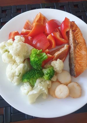 A picture of Salmon, scallops and veggies combo.