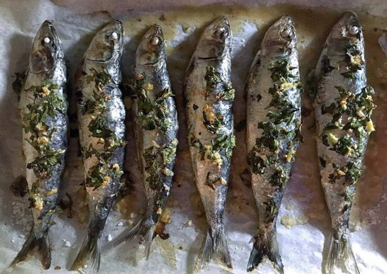 Sardinas al horno con ajo, perejil y lim贸n 馃崑