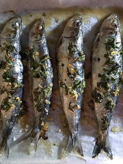 Una foto de Sardinas al horno con ajo, perejil y limón 🍋