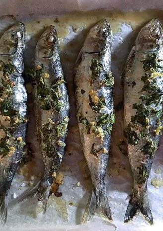 Una foto de Sardinas al horno con ajo, perejil y limón 🍋