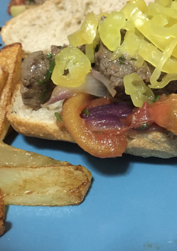 Una foto de •Sándwich al lomo saltado•