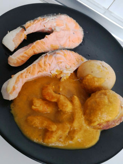 Una foto de Salmón a la plancha con papas asadas y salsa de langostinos