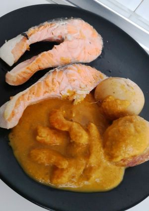 Una foto de Salmón a la plancha con papas asadas y salsa de langostinos