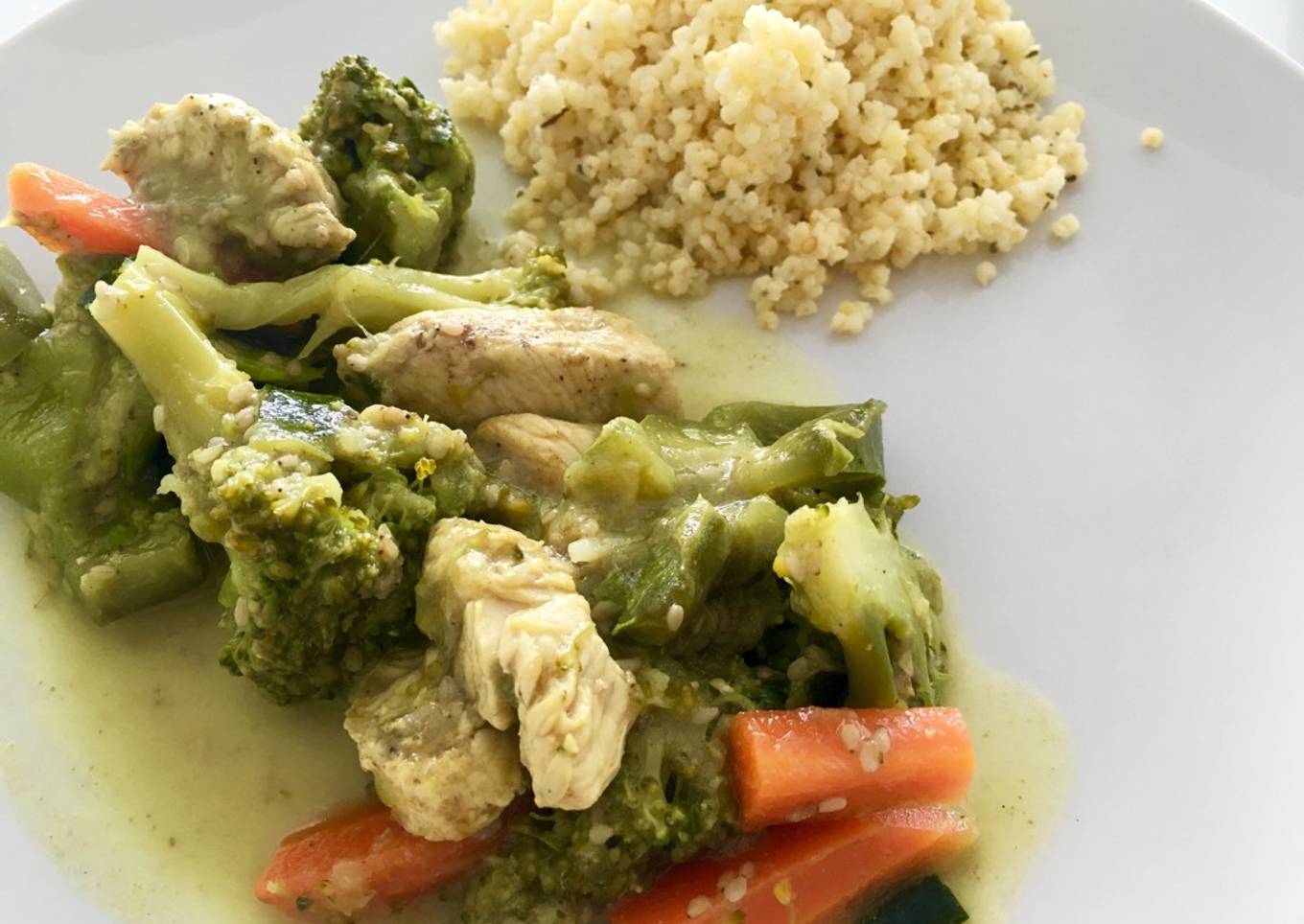 Pollo al curry con verduras y mijo
