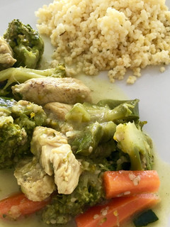 Una foto de Pollo al curry con verduras y mijo