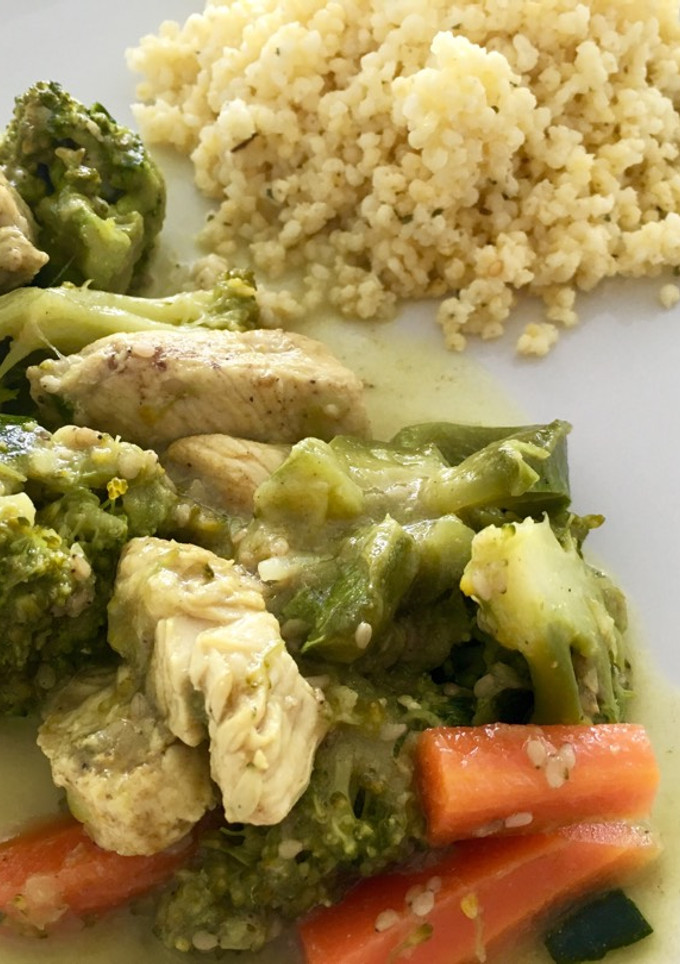Una foto de Pollo al curry con verduras y mijo