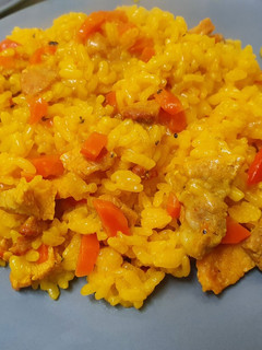 Una foto de Paella de carne en cazuela