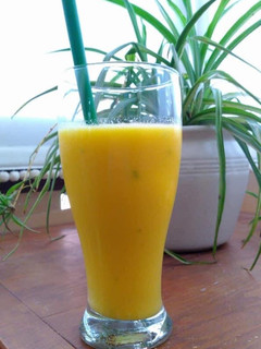 Una foto de Zumo de melocotón y piña en Thermomix y tradicional