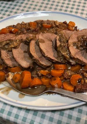 Une photo de Rôti de sanglier mariné, carottes et lard fumé