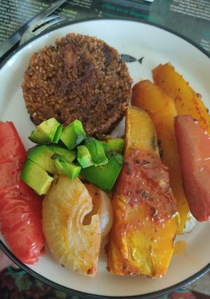 Una foto de Hamburguesas veganas de bulgur y berenjenas, verduras al horno