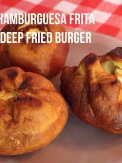 Una foto de Deep fried hamburguer