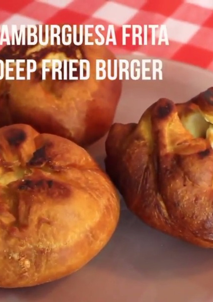Una foto de Deep fried hamburguer