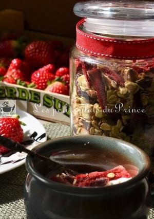 Une photo de Muesli aux fraises au deshydrateur