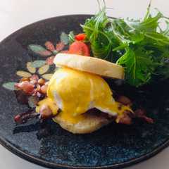 Una foto de Eggs Benedictinos Japonés Eggs Benedict🇬🇧🇺🇸🇺🇾🇯🇵エッグベネディクト