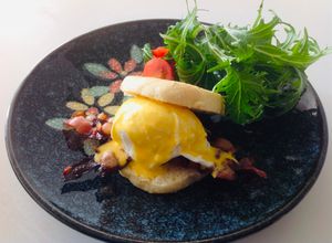 Una foto de Eggs Benedictinos Japonés Eggs Benedict🇬🇧🇺🇸🇺🇾🇯🇵エッグベネディクト