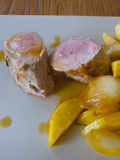 Una foto de Solomillo de cerdo con romero y manzanas